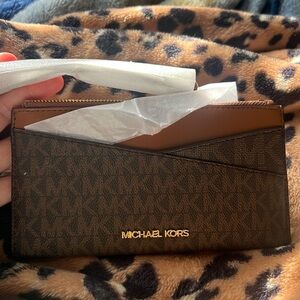 Michael Kors medium jet set slim wristlet